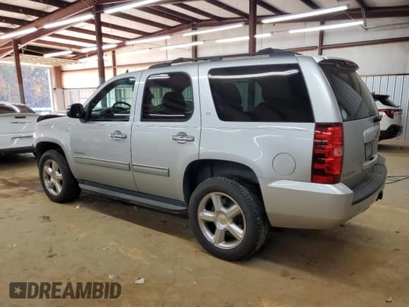 ✅ 2013 Chevrolet Tahoe LT • VIN: 1GNSKBE08DR273901 • Lot: 91366215. Wystawiony na Copart z przebiegiem 301 790 mil. Bezpłatny archiwum sprzedaży aukcyjnych z USA i szczegółowy raport historii pojazdu na DreamBid. Zdjęcie 2.