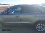 ✅ 2017 Lincoln MKC Select • VIN: 5LMCJ2D97HUL00792 • Лот: 43548211. Опубликован ранее на IAAI с пробегом 91 113 миль. Бесплатный доступ к архиву аукционных продаж из США и подробный отчёт об истории автомобиля на DreamBid. Изображение 15.