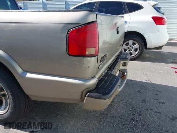 ✅ 1998 Chevrolet S-10 • VIN: 1GCCS1441WK230265 • Lot: 43668946. Wystawiony na IAAI z przebiegiem 170 162 mil. Bezpłatny archiwum sprzedaży aukcyjnych z USA i szczegółowy raport historii pojazdu na DreamBid. Zdjęcie 6.