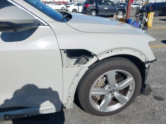 ✅ 2019 Audi e-tron Premium Plus • VIN: WA1LAAGE2KB011830 • Лот: 43731686. Опубликован ранее на IAAI с пробегом 80 487 миль. Бесплатный доступ к архиву аукционных продаж из США и подробный отчёт об истории автомобиля на DreamBid. Изображение 20.