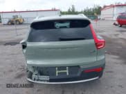 ✅ 2023 Volvo XC40 Plus Bright Theme • VIN: YV4L12UN2P2099041 • Lot: 42614962. Wystawiony na IAAI z przebiegiem 13 997 mil. Bezpłatny archiwum sprzedaży aukcyjnych z USA i szczegółowy raport historii pojazdu na DreamBid. Zdjęcie 17.