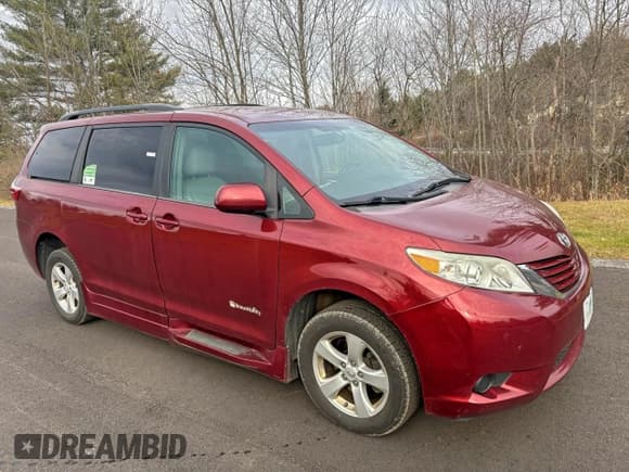 ✅ 2016 Toyota Sienna LE AAS • VIN: 5TDKK3DC1GS760552 • Lot: 95236545. Listed on Copart with 121,850 mi. Free auction sales archive from the USA and detailed vehicle history report at DreamBid. Image 1.