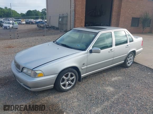 ✅ 2000 Volvo S70 • VIN: YV1LS56D6Y2639248 • Лот: 42514425. Опубликован ранее на IAAI с пробегом 112 571 миль. Бесплатный доступ к архиву аукционных продаж из США и подробный отчёт об истории автомобиля на DreamBid. Изображение 2.