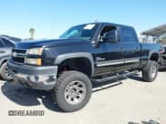 ✅ 2007 Chevrolet Silverado 2500HD LT1 • VIN: 1GCHK23DX7F190453 • Lot: 42262619. Wystawiony na IAAI z przebiegiem Nie podano. Bezpłatny archiwum sprzedaży aukcyjnych z USA i szczegółowy raport historii pojazdu na DreamBid. Zdjęcie 2.