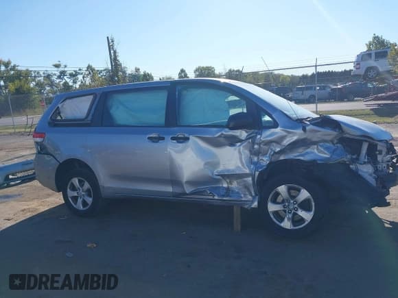 ✅ 2014 Toyota Sienna L • VIN: 5TDZK3DC5ES506922 • Lot: 43387654. Listed on IAAI with 118,733 mi. Free auction sales archive from the USA and detailed vehicle history report at DreamBid. Image 14.