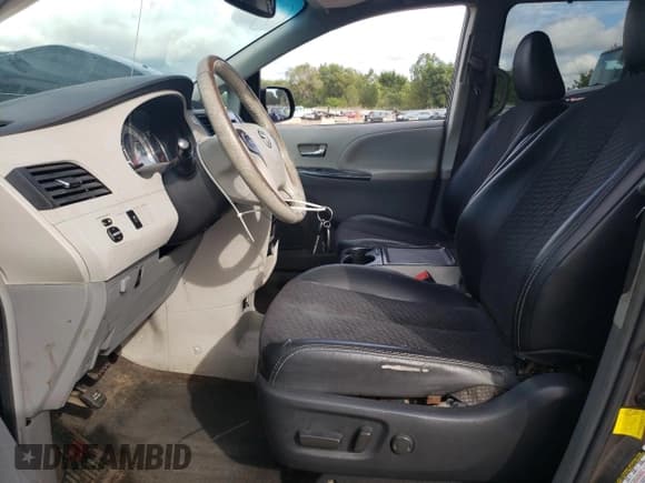 ✅ 2012 Toyota Sienna SE • VIN: 5TDXK3DC0CS183187 • Lot: 84005925. Listed on Copart with 258,804 mi. Free auction sales archive from the USA and detailed vehicle history report at DreamBid. Image 7.