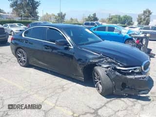 2021 BMW 3 Series 330i z VIN 3MW5R1J01M8B82381, wystawiony jako IAAI lot #43019738 z przebiegiem 85 665 mil mil oraz . Historia ofert i sprzedaży dostępna na DreamBid. Obrazek 1.