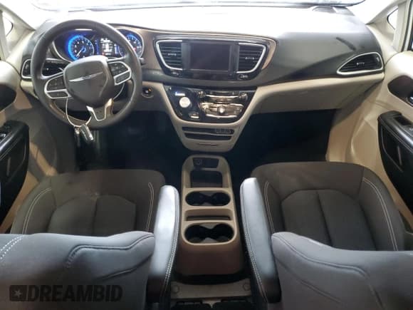 ✅ 2022 Chrysler Voyager LX • VIN: 2C4RC1CG4NR158156 • Lot: 86328915. Wystawiony na Copart z przebiegiem 62 777 mil. Bezpłatny archiwum sprzedaży aukcyjnych z USA i szczegółowy raport historii pojazdu na DreamBid. Zdjęcie 8.