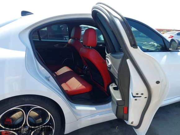 ✅ 2022 Alfa Romeo Giulia Veloce • VIN: ZARFAMBN9N7656726 • Lot: 42946017. Listed on IAAI with 32,325 mi. Free auction sales archive from the USA and detailed vehicle history report at DreamBid. Image 8.