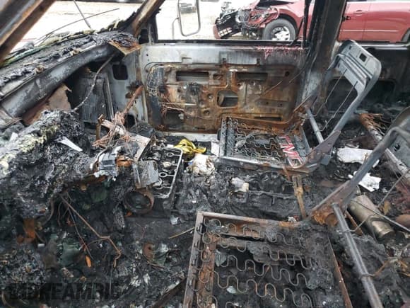 ✅ 1989 GMC Sierra 1500 • VIN: 2GTHC39N0K1511984 • Lot: 84058734. Wystawiony na Copart z przebiegiem Nie podano. Bezpłatny archiwum sprzedaży aukcyjnych z USA i szczegółowy raport historii pojazdu na DreamBid. Zdjęcie 7.