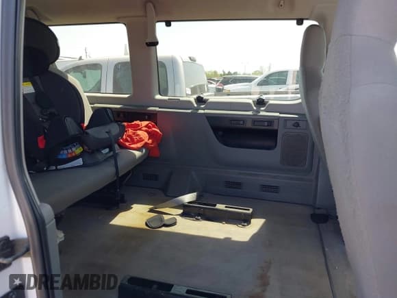 ✅ 2014 Ford Econoline Passenger XL • VIN: 1FBSS3BL8EDA89879 • Lot: 41755340. Wystawiony na IAAI z przebiegiem 37 066 mil. Bezpłatny archiwum sprzedaży aukcyjnych z USA i szczegółowy raport historii pojazdu na DreamBid. Zdjęcie 8.