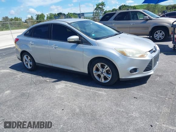 ✅ 2014 Ford Focus SE • VIN: 1FADP3F28EL274811 • Lot: 43014720. Wystawiony na IAAI z przebiegiem 99 857 mil. Bezpłatny archiwum sprzedaży aukcyjnych z USA i szczegółowy raport historii pojazdu na DreamBid. Zdjęcie 1.
