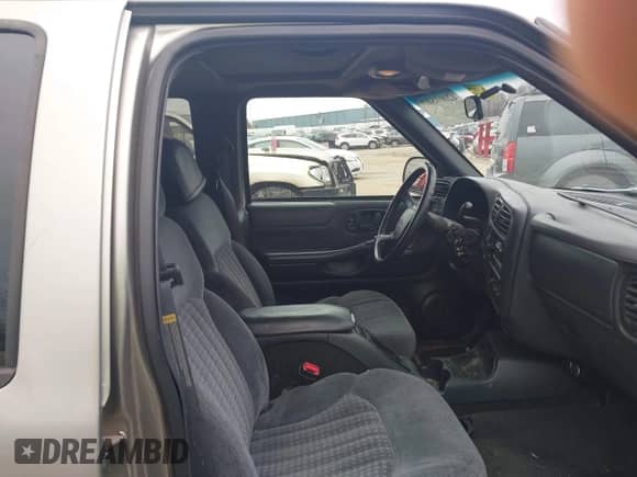 1999 Chevrolet Blazer LT z VIN 1GNDT13W3X2250496, wystawiony jako IAAI lot #42001807 z przebiegiem 210 193 mil mil oraz . Historia ofert i sprzedaży dostępna na DreamBid. Obrazek 5.