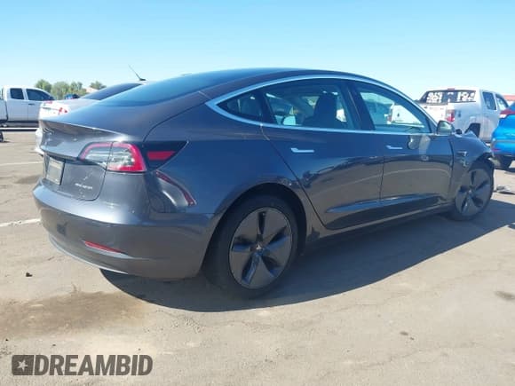 ✅ 2019 Tesla Model 3 Long Range • VIN: 5YJ3E1EB7KF386323 • Lot: 43551628. Wystawiony na IAAI z przebiegiem 103 673 mil. Bezpłatny archiwum sprzedaży aukcyjnych z USA i szczegółowy raport historii pojazdu na DreamBid. Zdjęcie 4.