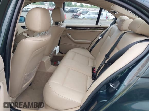 ✅ 2005 BMW 3 Series 325i • VIN: WBAEV33415KX11061 • Lot: 42810241. Wystawiony na IAAI z przebiegiem 168 338 mil. Bezpłatny archiwum sprzedaży aukcyjnych z USA i szczegółowy raport historii pojazdu na DreamBid. Zdjęcie 8.