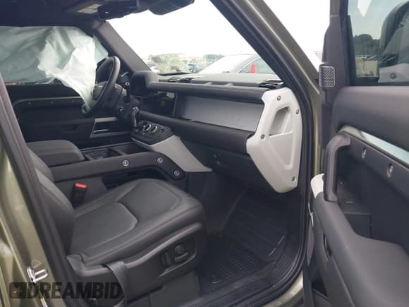 ✅ 2024 Land Rover Defender S • VIN: SALEJ7EX0R2282085 • Lot: 42659691. Wystawiony na IAAI z przebiegiem 9 542 mil. Bezpłatny archiwum sprzedaży aukcyjnych z USA i szczegółowy raport historii pojazdu na DreamBid. Zdjęcie 5.