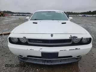 2014 Dodge Challenger SXT z VIN 2C3CDYAG1EH304523, wystawiony jako Copart lot #84471595 z przebiegiem 170 627 mil mil oraz Czysty tytuł • Clean title. Historia ofert i sprzedaży dostępna na DreamBid. Obrazek 5.