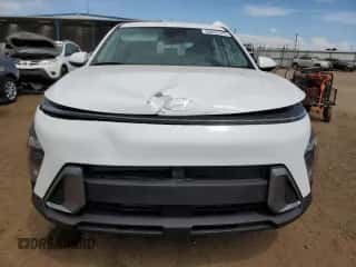 2025 Hyundai Kona SE z VIN KM8HACAB4SU236577, wystawiony jako Copart lot #60651315 z przebiegiem 5 531 mil mil oraz Szkoda całkowita • Salvage title. Historia ofert i sprzedaży dostępna na DreamBid. Obrazek 5.