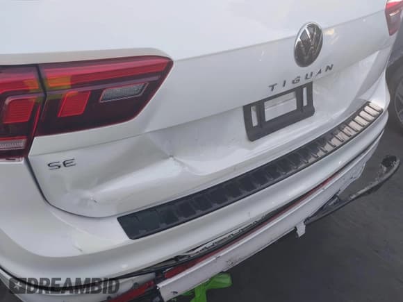 ✅ 2024 Volkswagen Tiguan SE R-Line Black • VIN: 3VVCB7AX1RM064314 • Lot: 41465386. Wystawiony na IAAI z przebiegiem 7 626 mil. Bezpłatny archiwum sprzedaży aukcyjnych z USA i szczegółowy raport historii pojazdu na DreamBid. Zdjęcie 12.