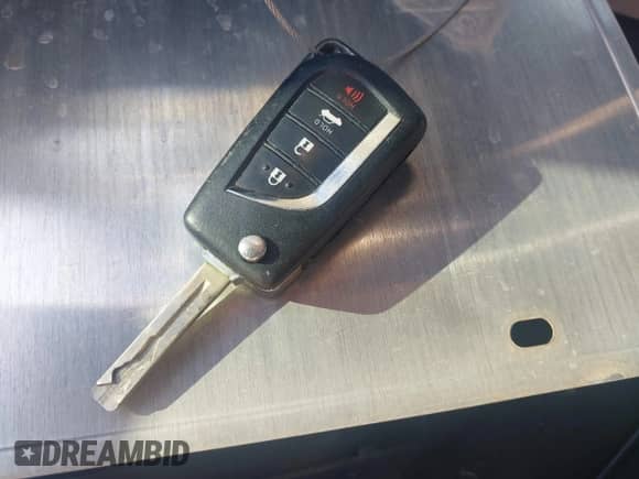 2019 Toyota Camry LE z VIN 4T1B11HK9KU725556, wystawiony jako IAAI lot #42922588 z przebiegiem 138 969 mil mil oraz . Historia ofert i sprzedaży dostępna na DreamBid. Obrazek 11.