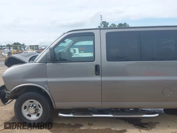 ✅ 2012 Chevrolet Express Passenger 1LT • VIN: 1GAZG1FAXC1179373 • Lot: 42348209. Wystawiony na IAAI z przebiegiem 112 719 mil. Bezpłatny archiwum sprzedaży aukcyjnych z USA i szczegółowy raport historii pojazdu na DreamBid. Zdjęcie 15.