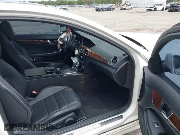 ✅ 2014 Mercedes-Benz C 250 • VIN: WDDGJ4HB1EG291119 • Лот: 42868508. Опубликован ранее на IAAI с пробегом 103 120 миль. Бесплатный доступ к архиву аукционных продаж из США и подробный отчёт об истории автомобиля на DreamBid. Изображение 5.