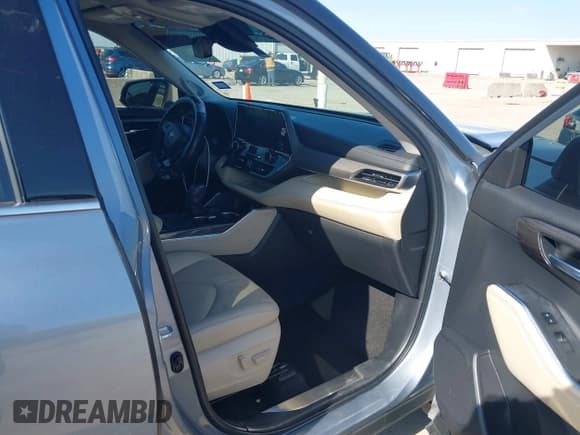 ✅ 2023 Toyota Highlander L • VIN: 5TDKDRAH9PS002343 • Lot: 41607915. Wystawiony na IAAI z przebiegiem 105 237 mil. Bezpłatny archiwum sprzedaży aukcyjnych z USA i szczegółowy raport historii pojazdu na DreamBid. Zdjęcie 5.