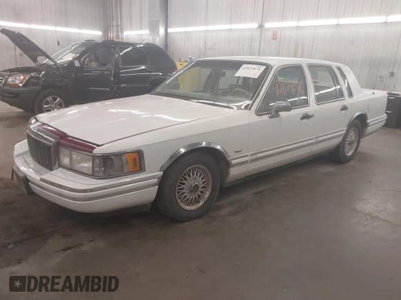 ✅ 1991 Lincoln Town Car Executive • VIN: 1LNCM81W2MY717196 • Lot: 42829076. Listed on IAAI with 6,485 mi. Free auction sales archive from the USA and detailed vehicle history report at DreamBid. Image 2.