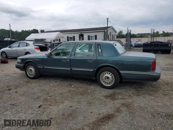 ✅ 1995 Lincoln Town Car Signature • VIN: 1LNLM82W4SY722394 • Lot: 59123505. Listed on Copart with 119,288 mi. Free auction sales archive from the USA and detailed vehicle history report at DreamBid. Image 2.