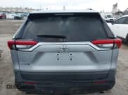 ✅ 2021 Toyota RAV4 XLE Premium • VIN: 2T3C1RFV5MC096681 • Lot: 43760773. Wystawiony na IAAI z przebiegiem 111 100 mil. Bezpłatny archiwum sprzedaży aukcyjnych z USA i szczegółowy raport historii pojazdu na DreamBid. Zdjęcie 16.