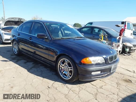 ✅ 2001 BMW 3 Series 330i • VIN: WBAAV53431FJ69457 • Lot: 43905844. Wystawiony na IAAI z przebiegiem 188 613 mil. Bezpłatny archiwum sprzedaży aukcyjnych z USA i szczegółowy raport historii pojazdu na DreamBid. Zdjęcie 1.