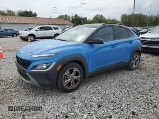 ✅ 2022 Hyundai Kona SEL • VIN: KM8K62AB3NU883543 • Лот: 72691784. Опубликован ранее на Copart с пробегом 76 182 миль. Бесплатный доступ к архиву аукционных продаж из США и подробный отчёт об истории автомобиля на DreamBid. Изображение 1.