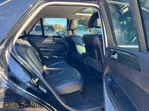 ✅ 2016 Mercedes-Benz GLE 350 • VIN: 4JGDA5JB9GA674367 • Lot: 92944075. Wystawiony na Copart z przebiegiem 103 984 mil. Bezpłatny archiwum sprzedaży aukcyjnych z USA i szczegółowy raport historii pojazdu na DreamBid. Zdjęcie 6.