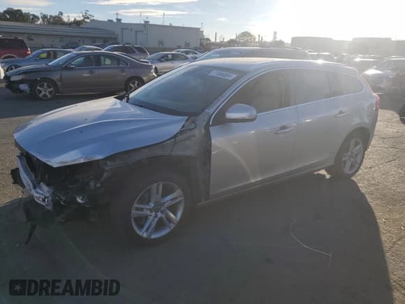 ✅ 2015 Volvo V60 T5 Premier • VIN: YV1612SB6F1211119 • Лот: 77466004. Опубликован ранее на Copart с пробегом 144 388 миль. Бесплатный доступ к архиву аукционных продаж из США и подробный отчёт об истории автомобиля на DreamBid. Изображение 1.
