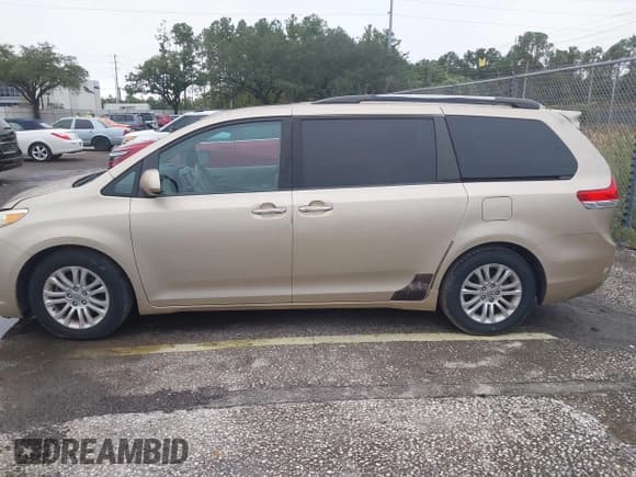 ✅ 2011 Toyota Sienna XLE • VIN: 5TDYK3DC2BS110339 • Lot: 43393623. Listed on IAAI with 218,183 mi. Free auction sales archive from the USA and detailed vehicle history report at DreamBid. Image 14.