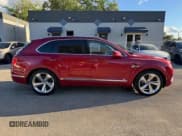 ✅ 2017 Bentley Bentayga W12 • VIN: SJAAC2ZV1HC014037 • Лот: 62613585. Опубликован ранее на Copart с пробегом 36 099 миль. Бесплатный доступ к архиву аукционных продаж из США и подробный отчёт об истории автомобиля на DreamBid. Изображение 13.