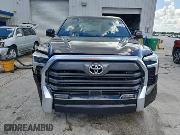 ✅ 2025 Toyota Tundra Limited • VIN: 5TFJA5DB9SX297399 • Lot: 87490875. Wystawiony na Copart z przebiegiem 12 660 mil. Bezpłatny archiwum sprzedaży aukcyjnych z USA i szczegółowy raport historii pojazdu na DreamBid. Zdjęcie 5.
