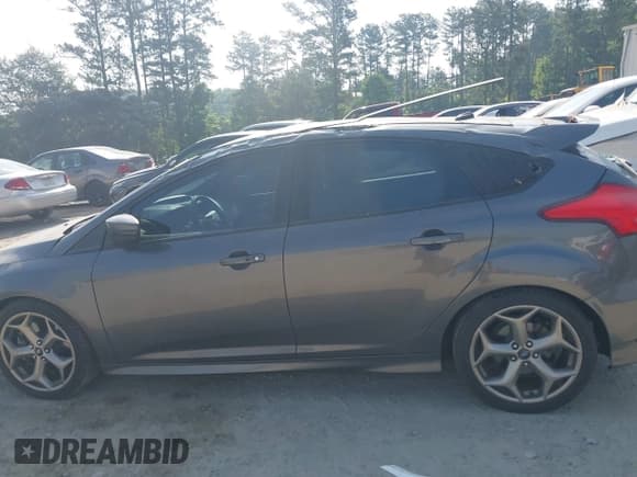 ✅ 2018 Ford Focus ST • VIN: 1FADP3L93JL325384 • Lot: 42572792. Wystawiony na IAAI z przebiegiem 118 000 mil. Bezpłatny archiwum sprzedaży aukcyjnych z USA i szczegółowy raport historii pojazdu na DreamBid. Zdjęcie 14.