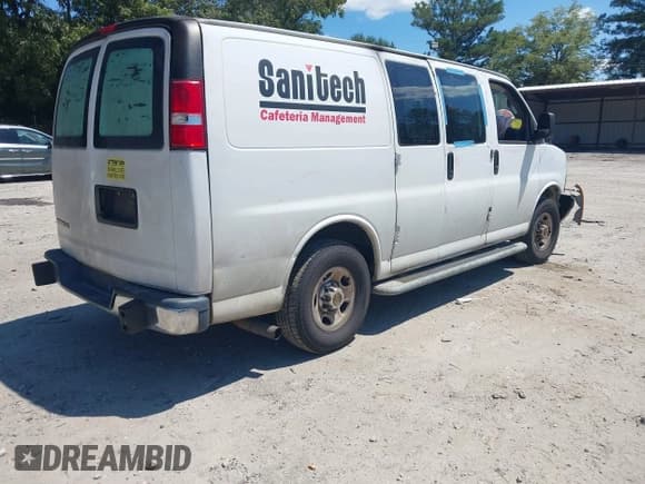 ✅ 2020 Chevrolet Express Cargo • VIN: 1GCWGAFG8L1213955 • Lot: 43087101. Wystawiony na IAAI z przebiegiem 161 890 mil. Bezpłatny archiwum sprzedaży aukcyjnych z USA i szczegółowy raport historii pojazdu na DreamBid. Zdjęcie 4.