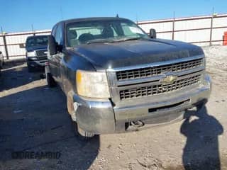 2009 Chevrolet Silverado 2500HD z VIN 1GBHC49K39E158939, wystawiony jako IAAI lot #41775789 z przebiegiem 221 899 mil mil oraz . Historia ofert i sprzedaży dostępna na DreamBid. Obrazek 1.