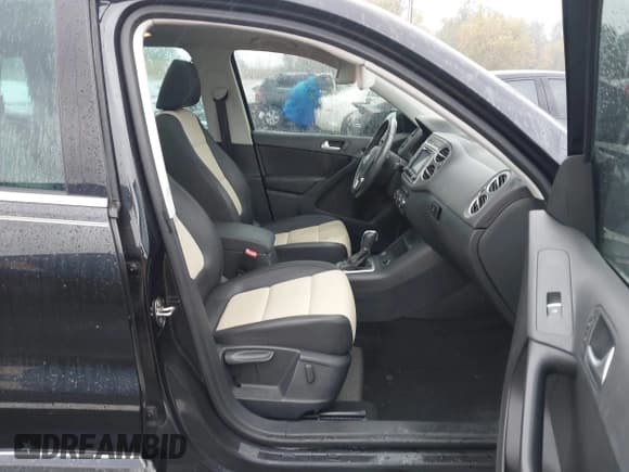 ✅ 2016 Volkswagen Tiguan S • VIN: WVGAV7AX6GW602771 • Lot: 43552655. Wystawiony na IAAI z przebiegiem 88 552 mil. Bezpłatny archiwum sprzedaży aukcyjnych z USA i szczegółowy raport historii pojazdu na DreamBid. Zdjęcie 5.