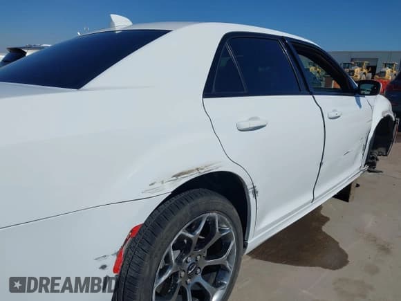 ✅ 2018 Chrysler 300 S • VIN: 2C3CCABG9JH315627 • Lot: 43432544. Listed on IAAI with 65,455 mi. Free auction sales archive from the USA and detailed vehicle history report at DreamBid. Image 19.