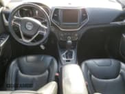 ✅ 2018 Jeep Cherokee Limited • VIN: 1C4PJLDB0JD573676 • Lot: 87696405. Wystawiony na Copart z przebiegiem 87 593 mil. Bezpłatny archiwum sprzedaży aukcyjnych z USA i szczegółowy raport historii pojazdu na DreamBid. Zdjęcie 8.