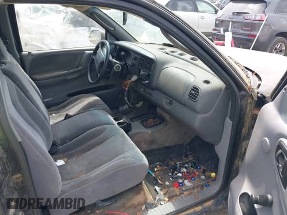 2000 Dodge Dakota with VIN 1B7FL26X1YS582210, listed as a IAAI auction lot 42128674 with 155,889 mi miles and . Bid and sale history available at DreamBid. Image 5.