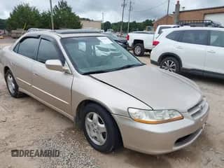 2000 Honda Accord EX с VIN 1HGCG1652YA083990, выставлен на аукционе IAAI как лот 42948680 с пробегом 188 501 миль миль и . История ставок и продаж доступна на DreamBid. Изображение 1.