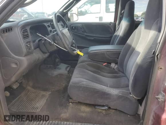 2000 Dodge Dakota Sport z VIN 1B7GG22N4YS690222, wystawiony jako Copart lot #66807314 z przebiegiem 142 377 mil mil oraz Czysty tytuł • Clean title. Historia ofert i sprzedaży dostępna na DreamBid. Obrazek 7.