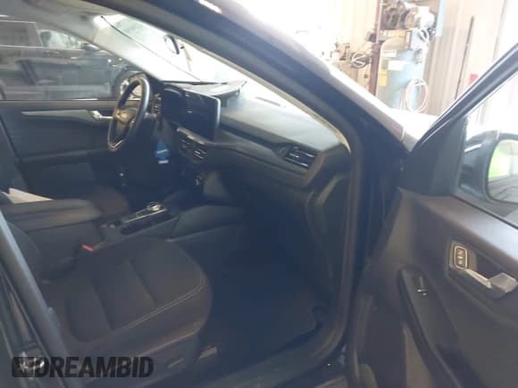 ✅ 2023 Ford Escape Active • VIN: 1FMCU9GN9PUA52314 • Lot: 43194990. Wystawiony na IAAI z przebiegiem 29 211 mil. Bezpłatny archiwum sprzedaży aukcyjnych z USA i szczegółowy raport historii pojazdu na DreamBid. Zdjęcie 5.