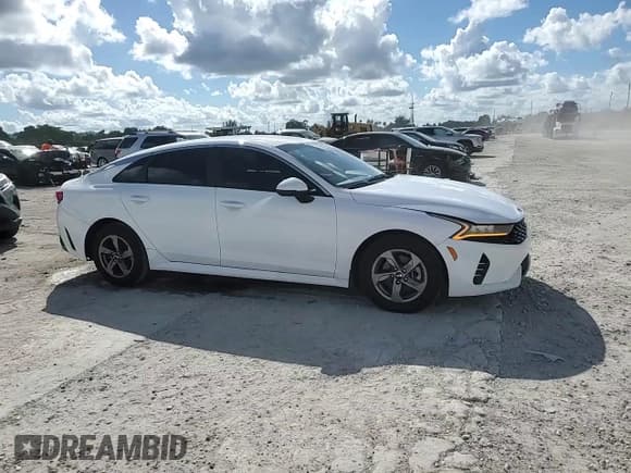 ✅ 2021 Kia K5 LX • VIN: 5XXG24J2XMG014265 • Lot: 84567365. Wystawiony na Copart z przebiegiem 125 872 mil. Bezpłatny archiwum sprzedaży aukcyjnych z USA i szczegółowy raport historii pojazdu na DreamBid. Zdjęcie 14.