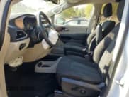 ✅ 2023 Chrysler Voyager LX • VIN: 2C4RC1CGXPR568267 • Lot: 81975925. Wystawiony na Copart z przebiegiem 38 387 mil. Bezpłatny archiwum sprzedaży aukcyjnych z USA i szczegółowy raport historii pojazdu na DreamBid. Zdjęcie 7.