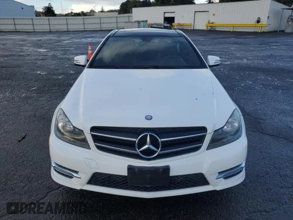 ✅ 2015 Mercedes-Benz C 250 • VIN: WDDGJ4HB6FG433210 • Lot: 49184935. Wystawiony na Copart z przebiegiem 84 864 mil. Bezpłatny archiwum sprzedaży aukcyjnych z USA i szczegółowy raport historii pojazdu na DreamBid. Zdjęcie 5.